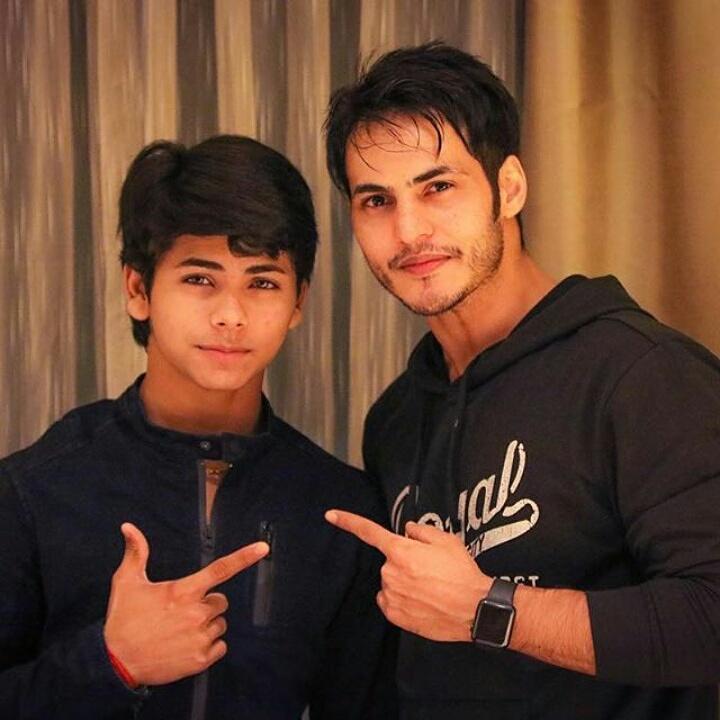 Shinjoayu's tweet photo. Kedekatan @ravibhatia333 dengan pemain #Ashoka @siddnigam_off @suzannebernert patut di ancungin jempol 😇 https://t.co/DFGl4M3K50