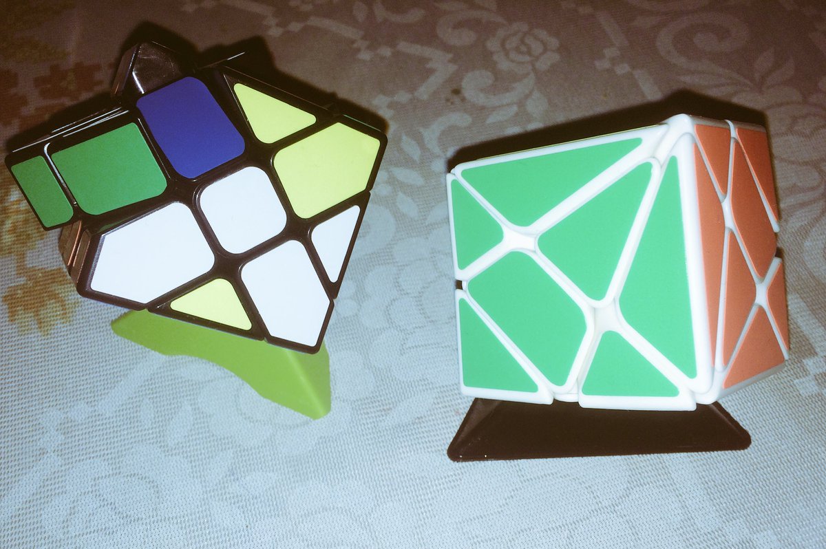 AmbargMora's tweet photo. Qué tal los nuevos #Juguetes de mi Pingü. Como los ama!! #CuboRubik #Deformables. https://t.co/jtUAq9peJQ