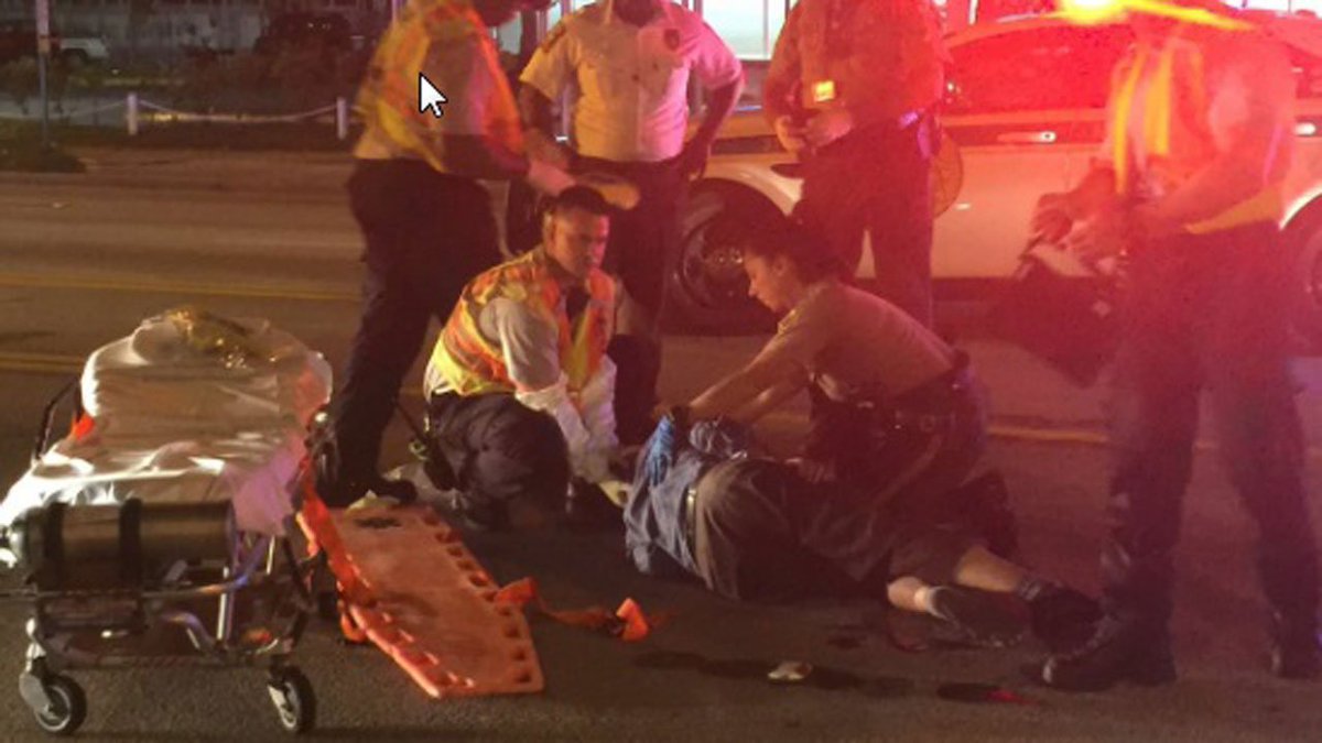 .@MiamiDadePD officer helps wounded man on the street bit.ly/1UOw8CD?utm_me… https://t.co/e5oVmmkM8T