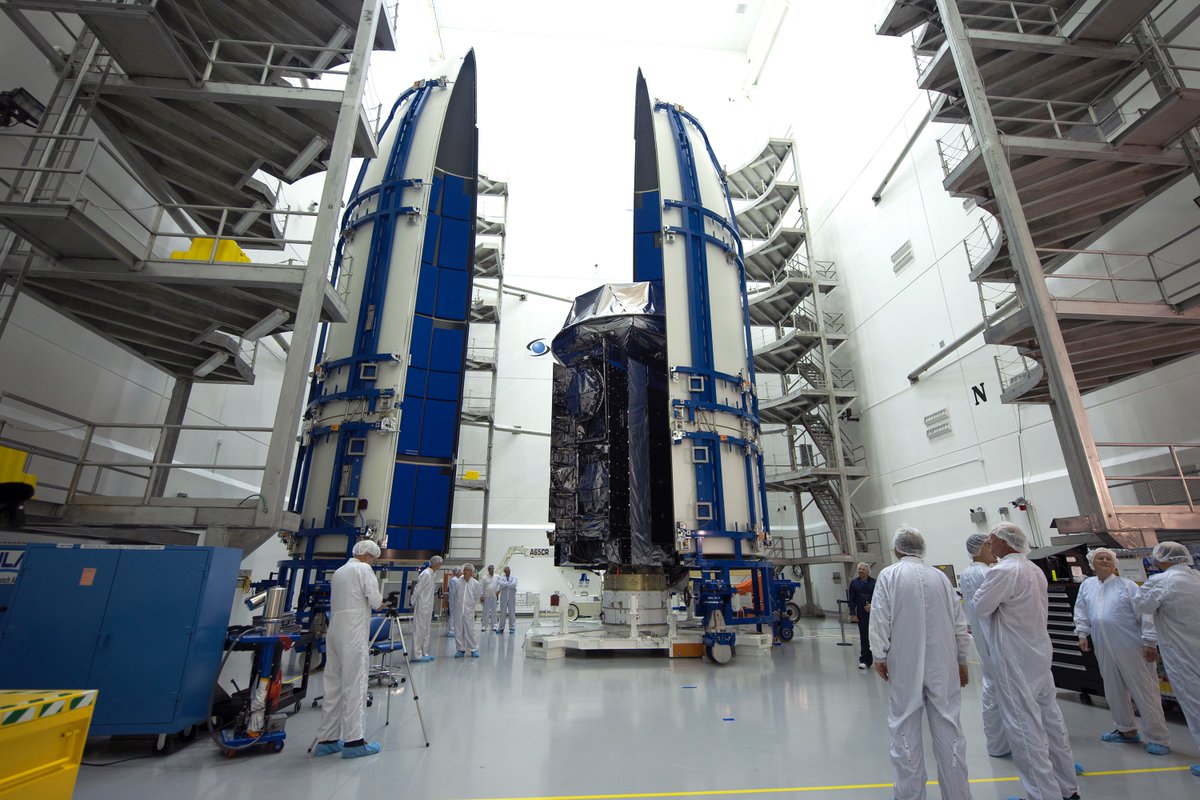 SpaceflightNow's tweet image. PHOTOS: Navy #MUOS5 satellite encapsulated and mated to Atlas 5 rocket for June 24 launch spaceflightnow.com/2016/06/15/pho…