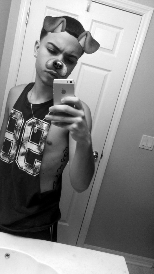 2wxvey's tweet image. Fuck it 😬 #Hispanicboysbreaktheinternet