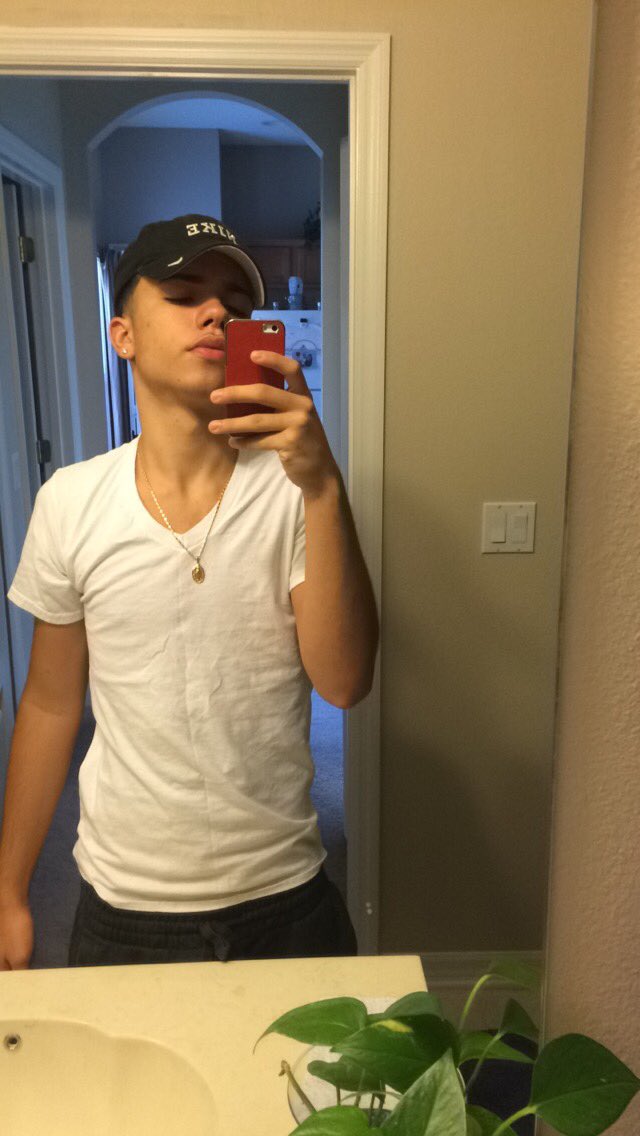 2wxvey's tweet image. Fuck it 😬 #Hispanicboysbreaktheinternet