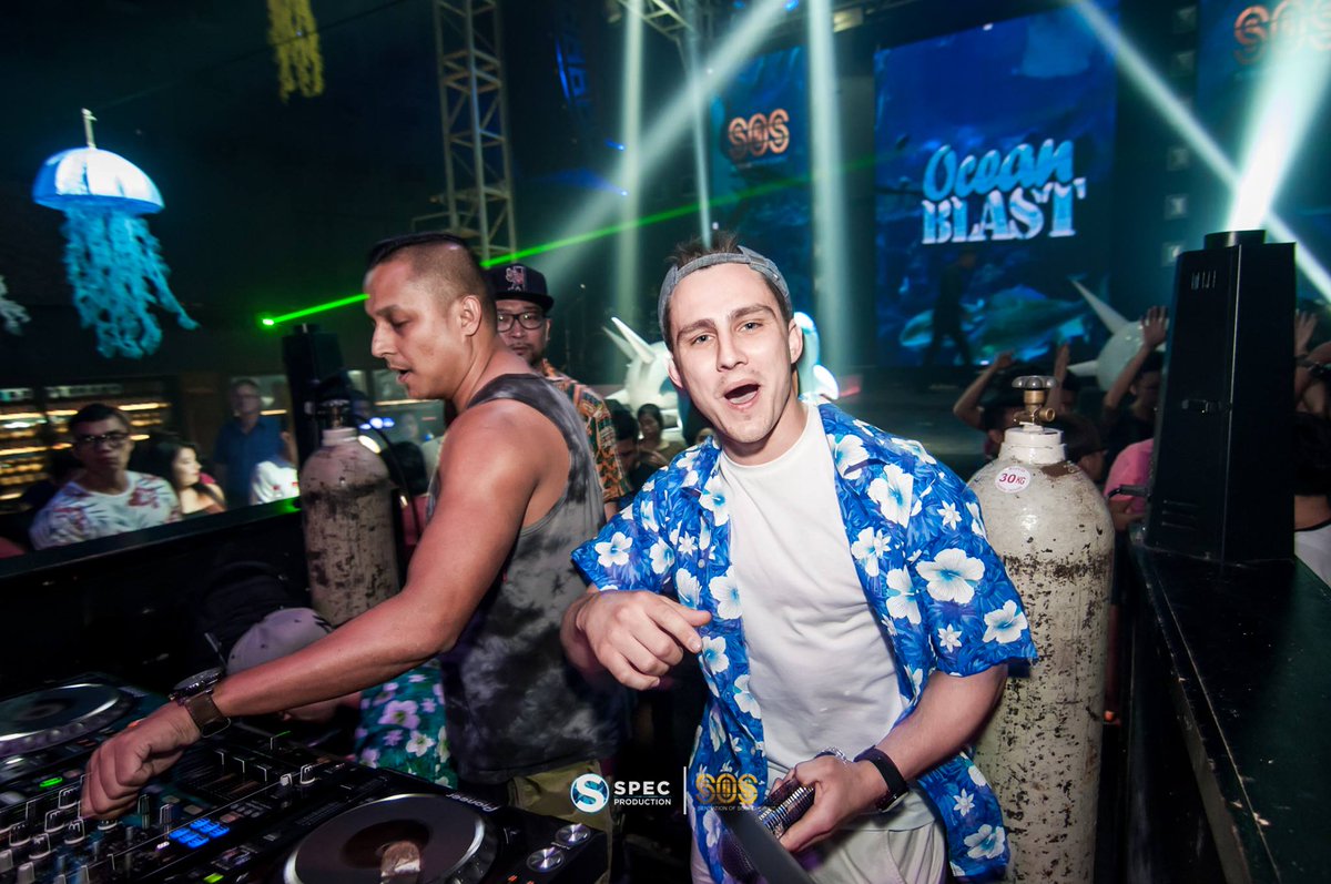 Few pictures from SOS, Ipoh... Epic night! I somehow suit my naughty beach shirt.. Don't you think??? :p