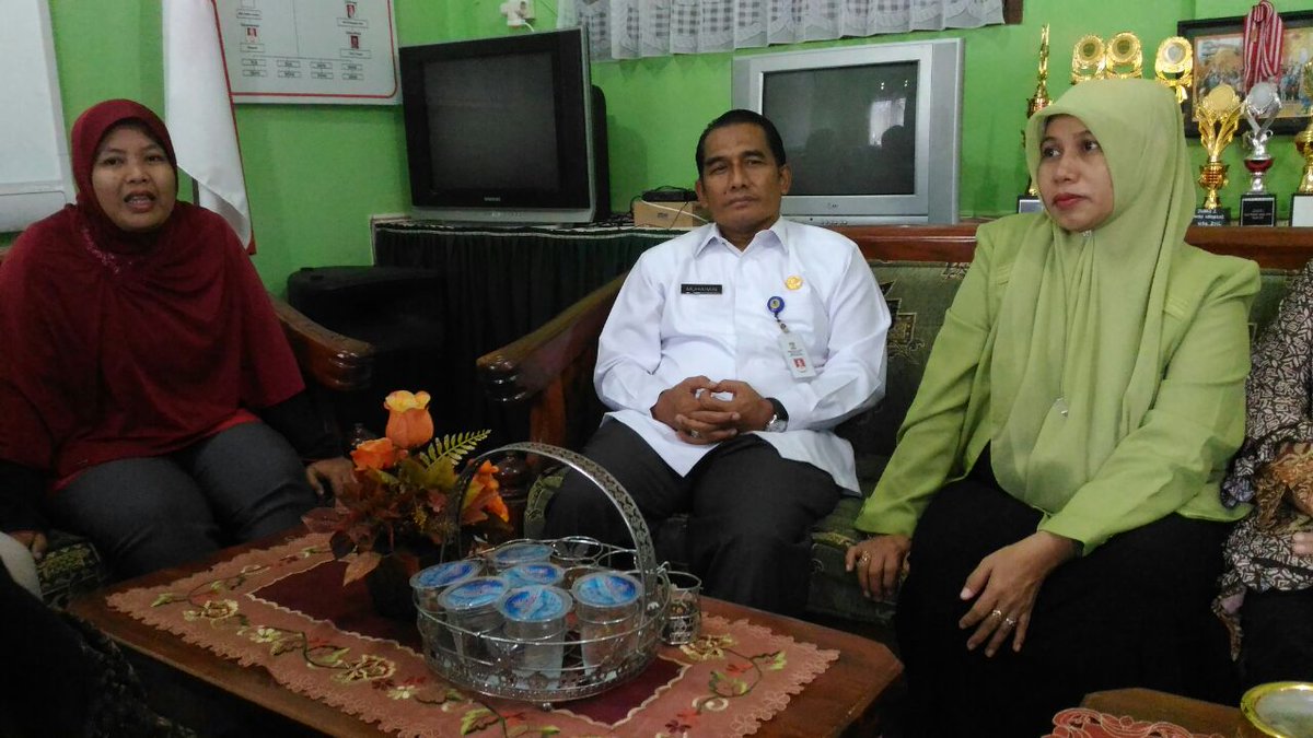SLBTunasBangsa's tweet photo. Silahturahmi..
Kedatangan bapak kepala Diknas Balikpapan di SLB Tunas Bangsa Balikpapan... https://t.co/sPHwAGxtc6
