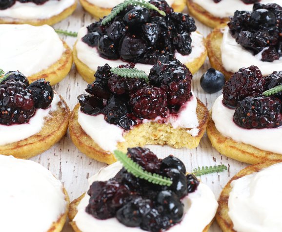 Cornmeal Berry Cakes
 
 sweetervegan.com/recipes/vegan-… #vegan