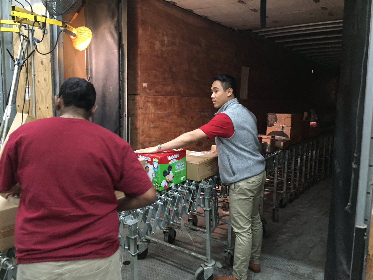 MelisSarki's tweet photo. This intern is even helping unload the truck!!!! @JesseDaTarget @MikeCasolino @AtmajaJohanes @nikitee94 https://t.co/4Wa8auHOep