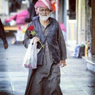 Taif_info's tweet photo. خلال عدة سنوات اعتاد مرتادي سوق البلد بـ #الطائف على رؤية "ابو خالد"
.

اليوم سيصلى على بائع الورد رحمة الله .. https://t.co/F5nnP6r7zW