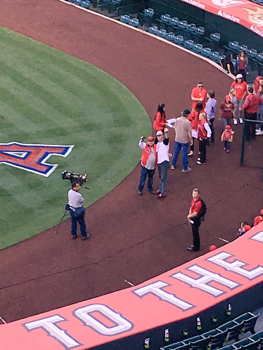 TheEcuadorable's tweet image. Having fun @Angles game @smccloskey30 first pitch and @RealRyanSanders selfie king. #swtpr @SamSindha