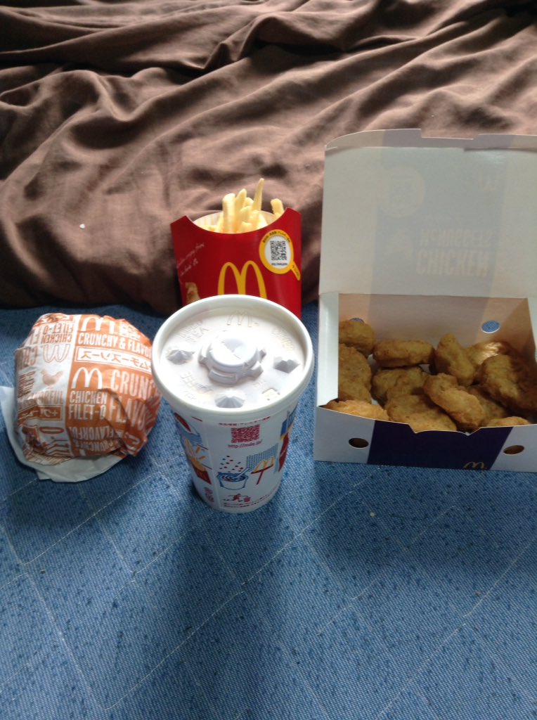 gccxmaster's tweet image. 今日昼飯はマックの裏メニューの裏チキンフィレオのセットとマックナゲット15個のやつ
@McDonaldsJapan