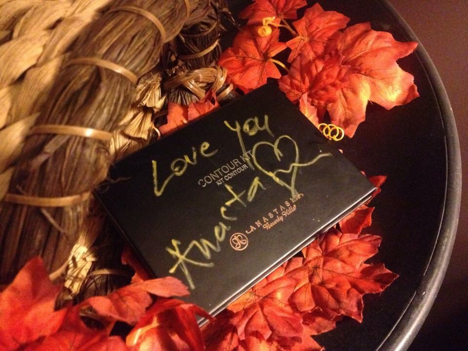 SaugaQueen's tweet photo. That time the #browqueen showed you #love & signed your #contourkit ~ #cotour #brows #queen #anastasiabeverlyhills https://t.co/3zrOiUm59K