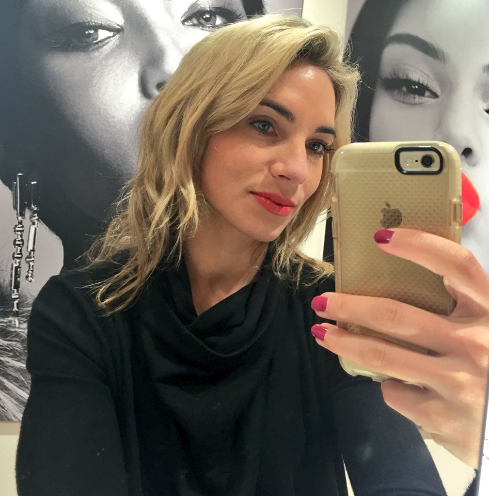 LozHannaford's tweet photo. Colour creations @theliplab with gorgeous lip designer @whoseempire 💕💄 #Peach #theliplab #design #colour #makeup https://t.co/vVnflqSII5