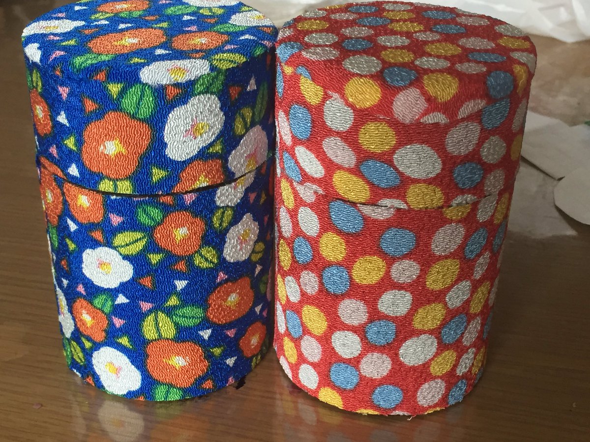 オシロスキーp Sur Twitter ダイソーの茶筒をリメイクしていた 貼れる布貼っただけなので隙間が少し目立つ 400円で2つ ちなみに直前に見た雑貨屋は1つ800円で和紙だった さて 緑茶とほうじ茶入れよ オシロスキーp Sur Twitter ダイソーの茶筒をリメイクしていた 貼れる布貼っただけなので隙間が少し目立つ 400円で2つ ちなみに直前に見た雑貨屋は1つ800円で和紙だった さて 緑茶とほうじ茶入れよ