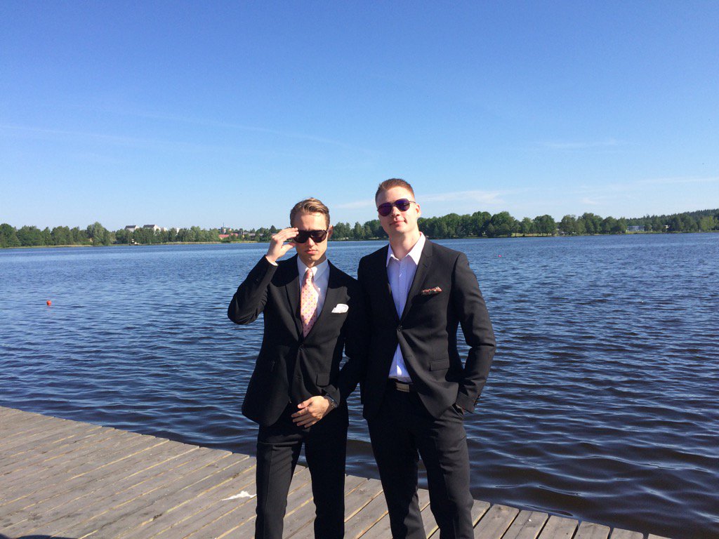 _WiktorA's tweet photo. Någon slags examen med min militär #akademiker #idrottsvetare #golvet https://t.co/LNblS6lE5b