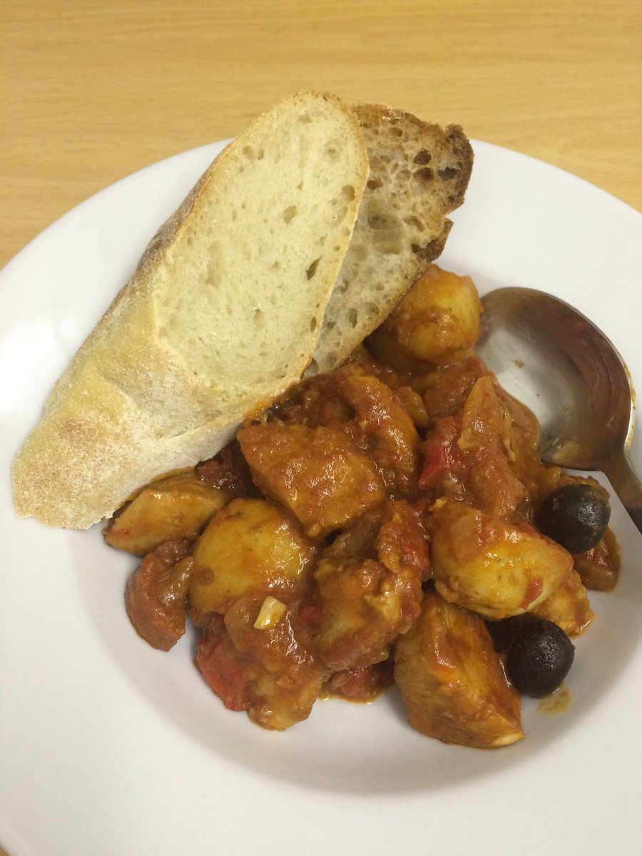 Last night's leftovers of chicken &amp; chorizo stew w/ sourdough &amp; pain rustique from <a href="/BaobabBakeryuk/">Baobab Bakery</a> 👌🏻😋