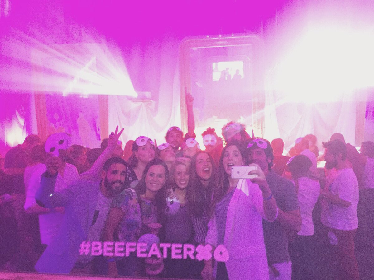 De parranda en #beefeaterxo 🍸🌭🍹!! Muchas gracias <a href="/mercea/">whrPdms</a> 💚!! Nos lo hemos pasado teta!!! 🙌🏻🙌🏻