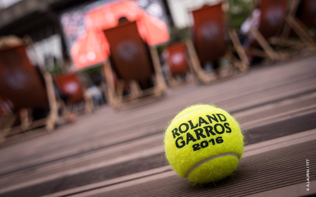 rolandgarros's tweet photo. La balle de tennis, objet de toutes les convoitises 😍  #RG16 https://t.co/sZcqPqBCH1