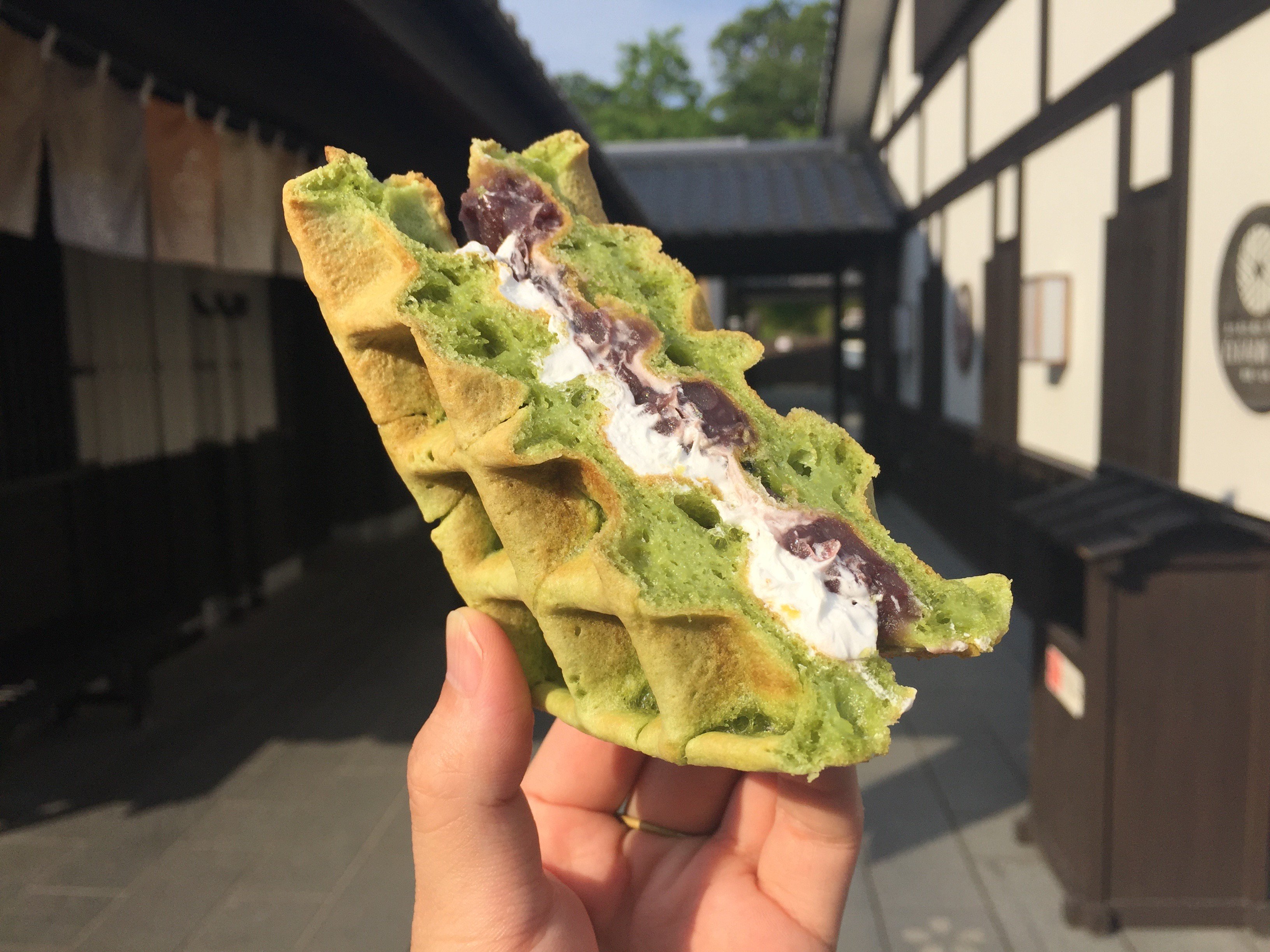 Ana旅のつぶやき 公式 No Twitter 現地から生レポート 熊本 熊本城下にある城彩苑で食べ歩き 熊本 名物のいきなり団子や ウニソースを使ったコロッケ 熊本老舗白玉店の白玉ワッフルや阿蘇にある牧場のソフトクリーム 食べすぎちゃいました