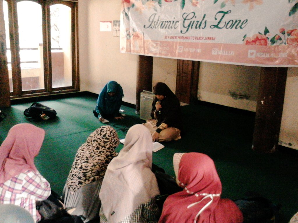 NOW! Islamic Girls Zone: The Beauty of Ramadhan. Musholla FISIP UNS, bersama kak Defi (FP UNS)