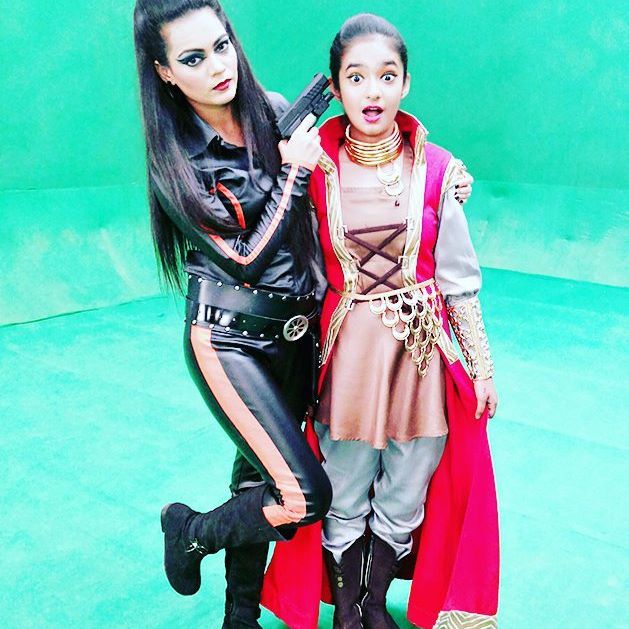 Anushka040802's tweet image. #shootingmode #supercutesheis😍 #baalveer #baalsakhi #eviliscoming #kuchbhipic #keepwatching
Cute @anushkasen_04 ☺😊