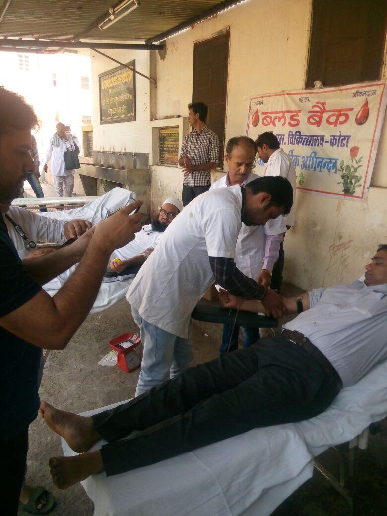 Amar2989's tweet photo. @ndtv @ZeeNews @patrikaraj @daily_bhaskar bld donation cmp at GMC Kota in oppose to state gvt autocracy #savedoctors https://t.co/9FJjKd8cSS