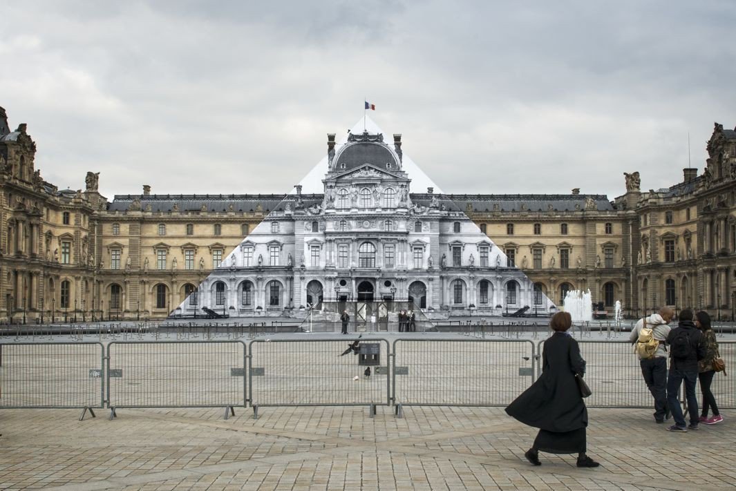 After 27 years, the Louvre Pyramid disappears: slate.me/1ZhTnX1