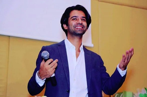 TellyTalkIndia's tweet photo. RT 🔁 if you smiled after looking at this picture!

#BarunSobti https://t.co/ekTd0vxav2