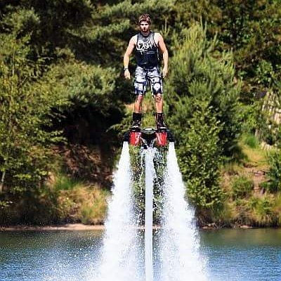 Nu ook bij Center Parcs De Vossemeren: Flyboarden! Laat uw medewerkers deze spectaculaire activiteit beleven!!!