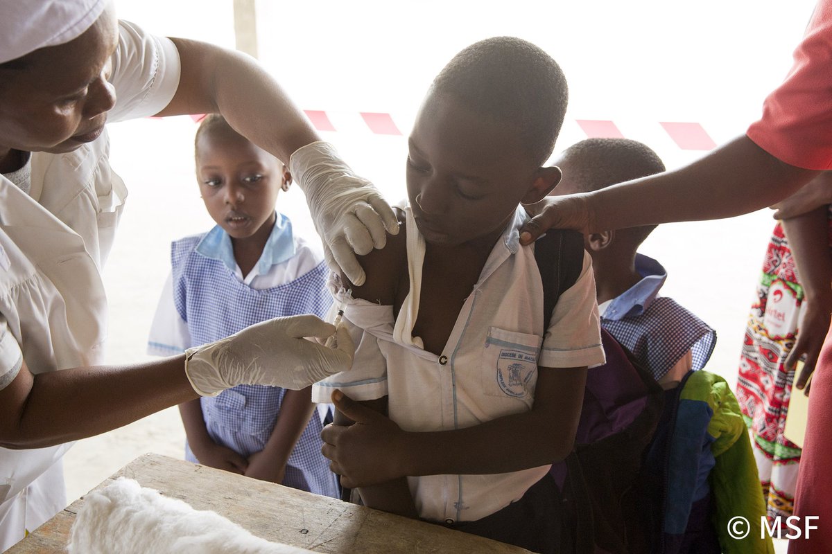 嚴重感染 #黃熱病 可導致死亡，為阻止疫情擴散，#無國界醫生 在 #安哥拉和 #剛果民主共和國 積極展開多方面醫療支援。為人們注射預防疫苗及進行滅蚊工作以協助控制疾病蔓延。#MSF bit.ly/1ZigPTS