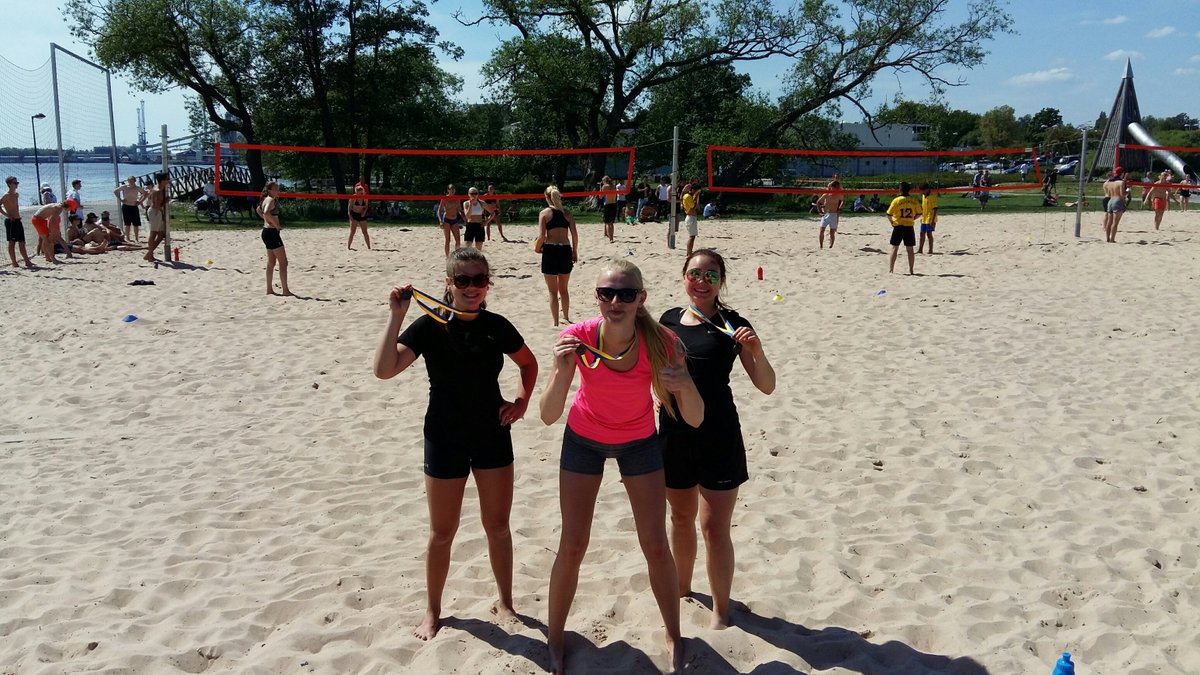 Ullvigymnasiet's tweet photo. En silver och en bronsmedalj lyckades tjejerna få med sig hem från Skol-DM i Beachvolleyboll i Västerås!
#Ullvi https://t.co/mqbRqGSVjQ