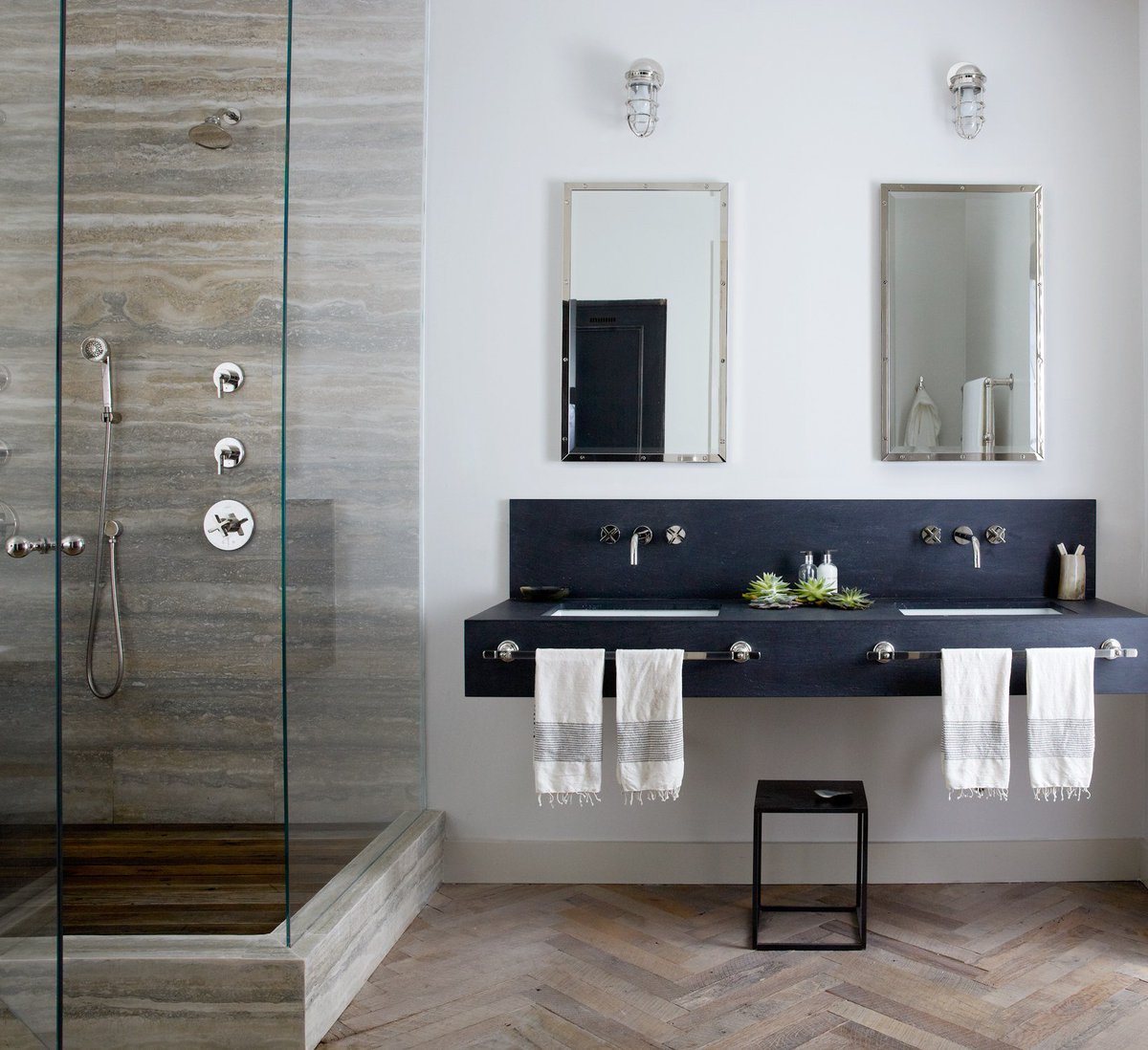 ArchDigest's tweet image. 3 things to keep in mind when designing a small bathroom, according to the pros: archdg.co/u9EYKP1