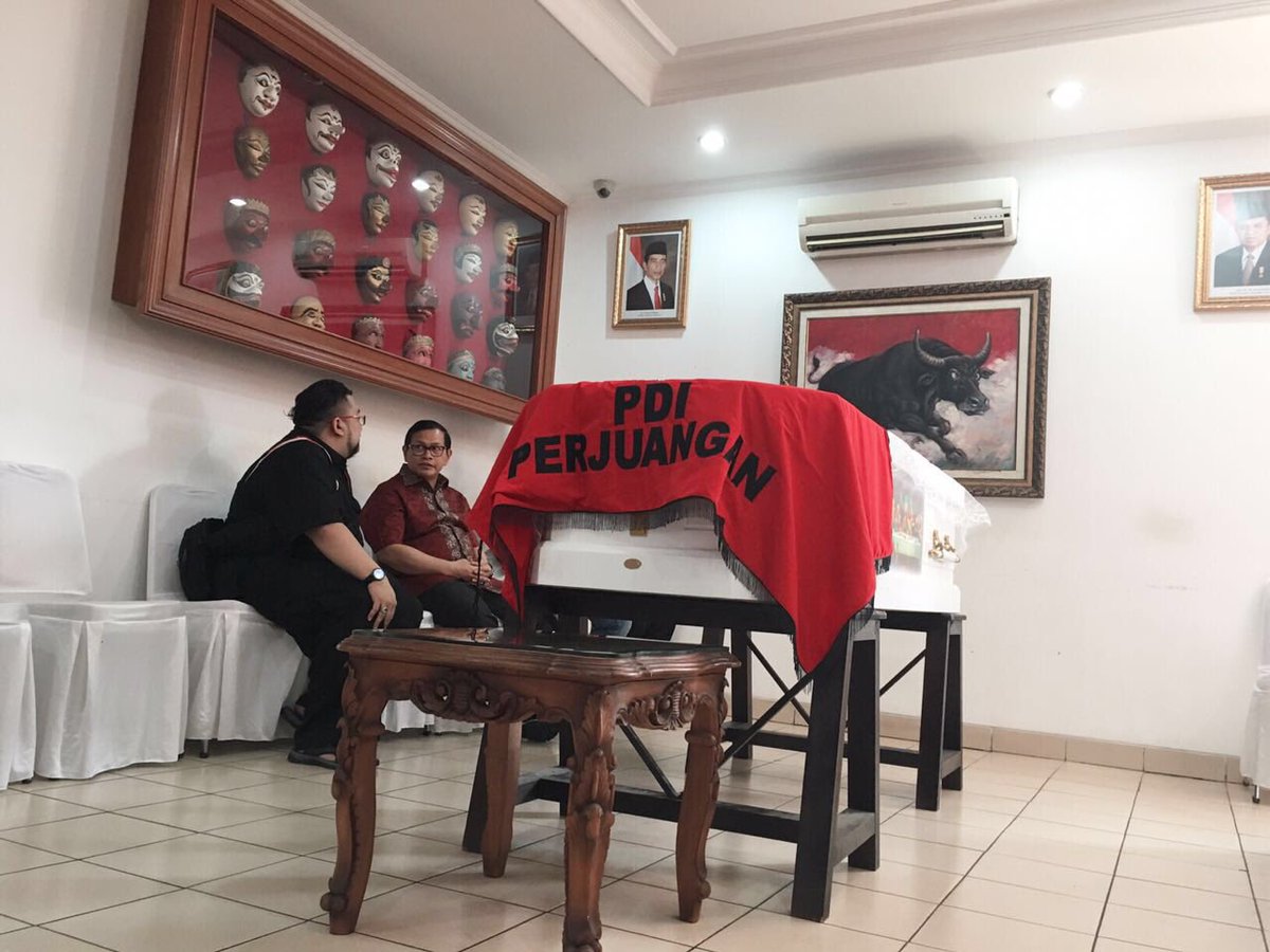 pramonoanung's tweet photo. Mengantar sahabat dan pejuang Partai, Bang Mangara Siahaan, selamat jalan Bang, kita semua mendoakanmu #Doaku https://t.co/ve5aKTY0Id