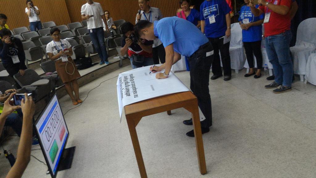 kb_slb's tweet photo. Sen .@WinGatchalian74 signs the pledge to uphold the KB Agenda. #KuwentuhangBayan https://t.co/gtP1wHDGMr