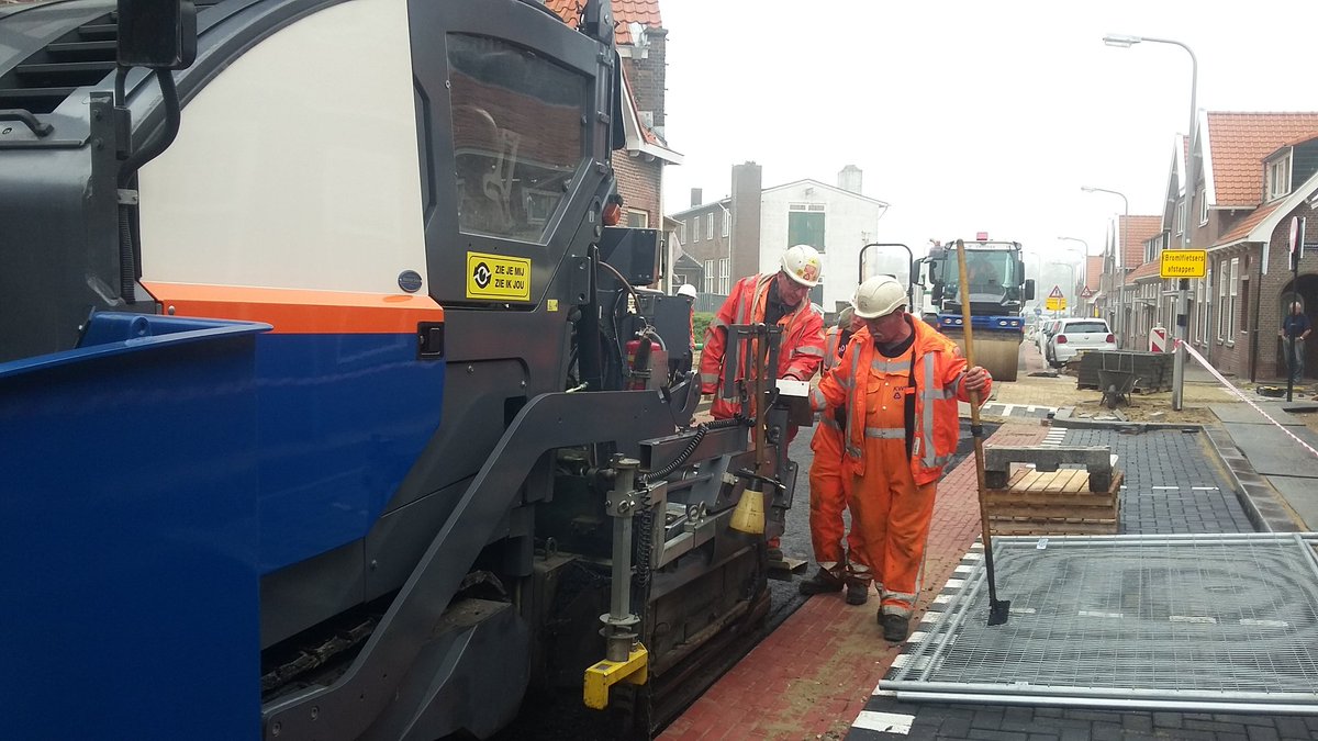 Het blijft ook een staaltje precisiewerk middenin een woonwijk te asfalteren <a href="/gemeentekatwijk/">Gemeente Katwijk</a> <a href="/bcrooiebuurt/">BC Rooie Buurt</a> p