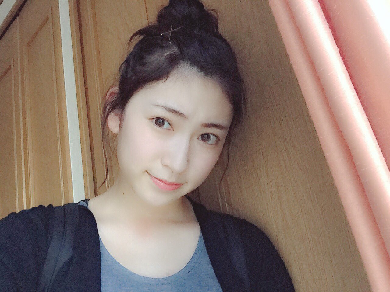Twitter 上的 吉田朱里 Yoshida Akari メイクは眉毛とリップだけで 髪は寝癖を利用したおくれ毛を残して お団子にして 前髪はセットがめんどくさかったのでゴールドピンでとめました 笑 流行りのこなれ感出てる 笑 いや ただの面倒くさがりや 笑