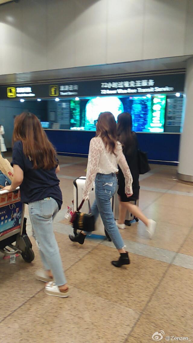 [PIC][03-06-2016]Jessica khởi hành đi Bắc Kinh – Trung Quốc vào chiều nay CkB-NEQUgAAKlA7