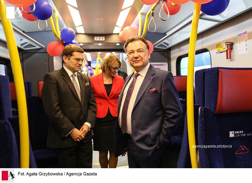 agwyborcza_pl's tweet photo. Prezentacja najnowszego pociągu #39WE "Predator" wyprodukowanego przez nowosądecki #NEWAG dla #WKD https://t.co/ZZ98ICXIlg