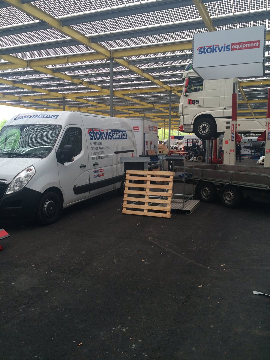StokvisEQ's tweet photo. Afbouw van @EQUIPVAK zit erop. Stand @Tekstudio, vloer van @PVC_vloeren_NVT hulp van onze Stokvis Service collegas https://t.co/5bXElHLgE5