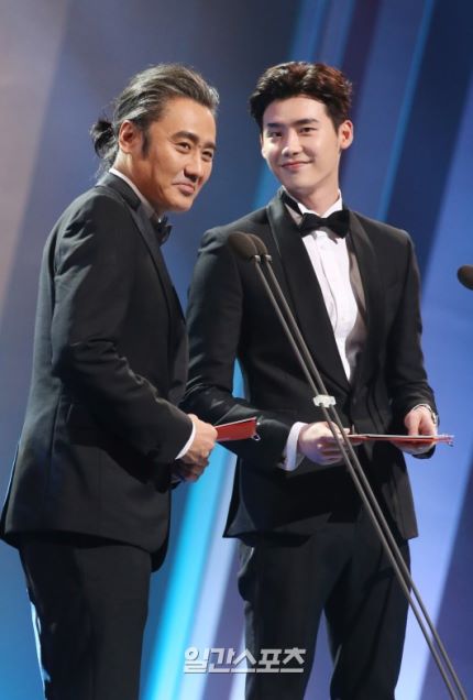 geofaniaaa's tweet photo. RT @TheDramaKorea: Lee Jong Suk saat memberikan penghargaan di Baeksang Arts Awards malam ini. https://t.co/f6c8W6KBEK
