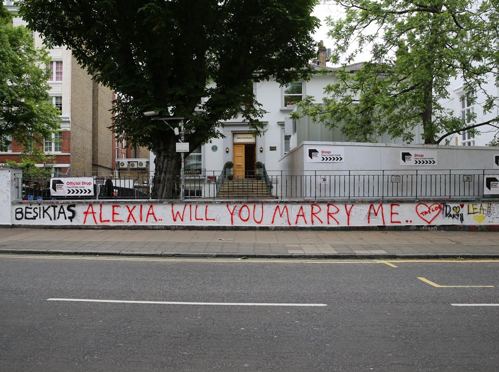 AbbeyRoad's tweet photo. I hope she says yes! ๐ฐ #loveisintheair #whoisalexia? https://t.co/h8aLRrPvI5