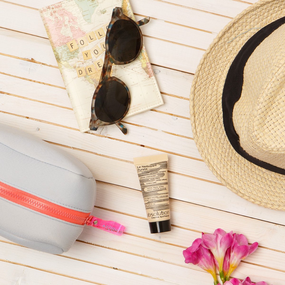 BirchboxFR's tweet photo. #BBTeasing : Certaines d'entre vous trouveront le nettoyant Pureté #Absolution dans leur trousse de Juin... 😉 https://t.co/rtTAa2OHg7
