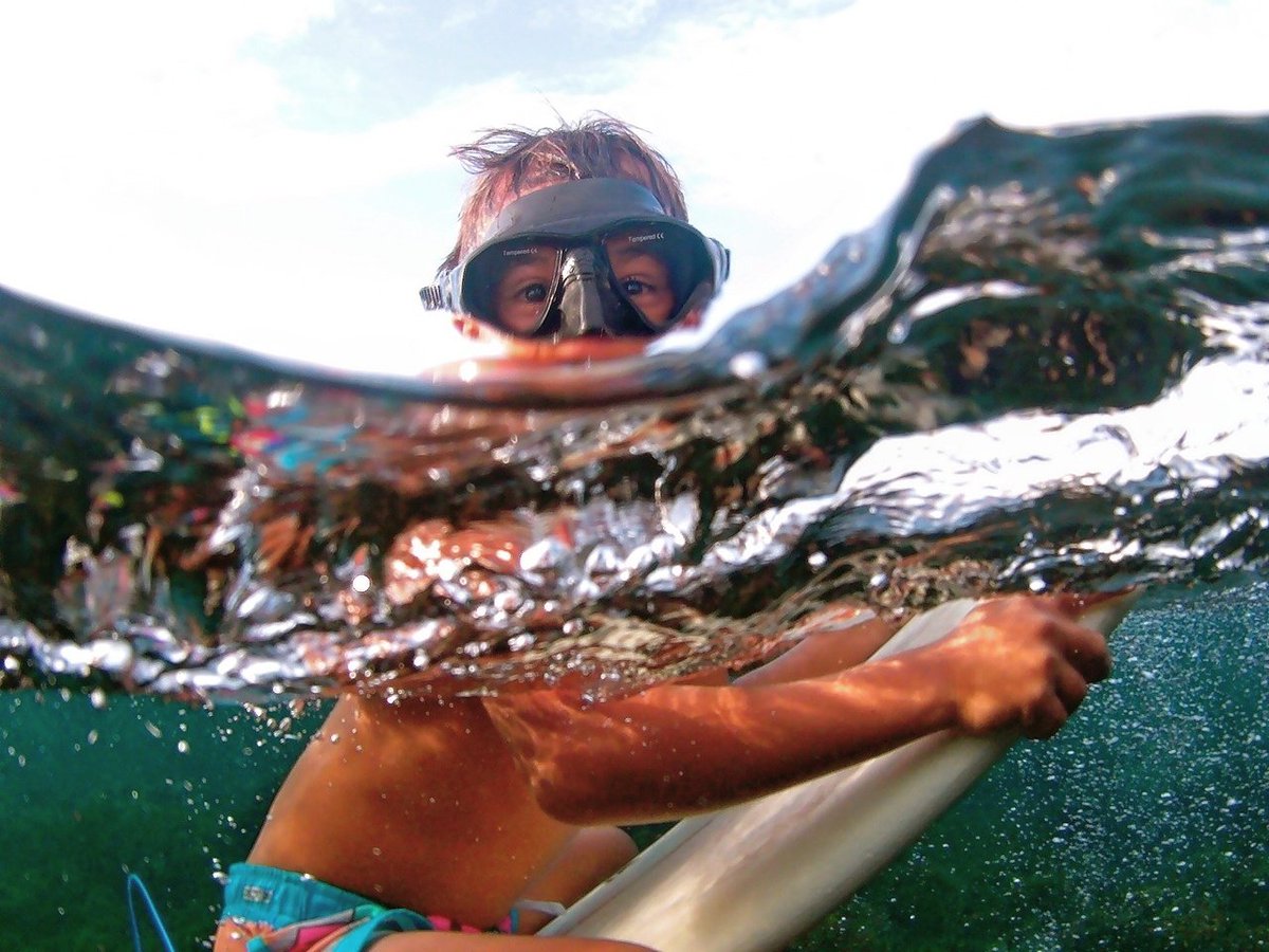 RayneCams's tweet photo. How rad is this shot! Under the water and above in one awesome picture 👌 👌 👌 
#Rayne #RayneCam #showtheworld https://t.co/QA1onVJS3E