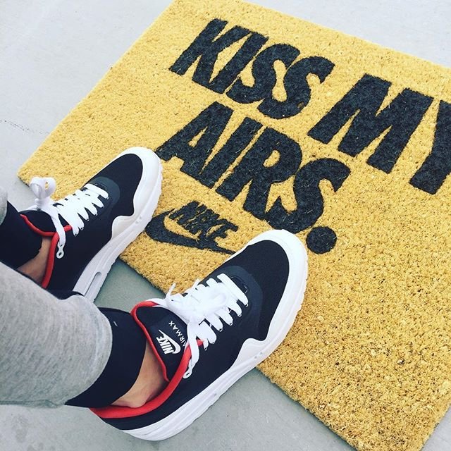 Amadou K. on X: Nike Air Max 1 ID x un tapis 'Kiss My Air' Les sneakers  du jour (03/06/2016) =>   / X