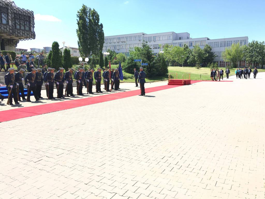 click_fk's tweet photo. Delegacioni shqiptar mbërrin në Prishtinë (Foto) https://t.co/NHNqscfB9r https://t.co/oojuD5xejf