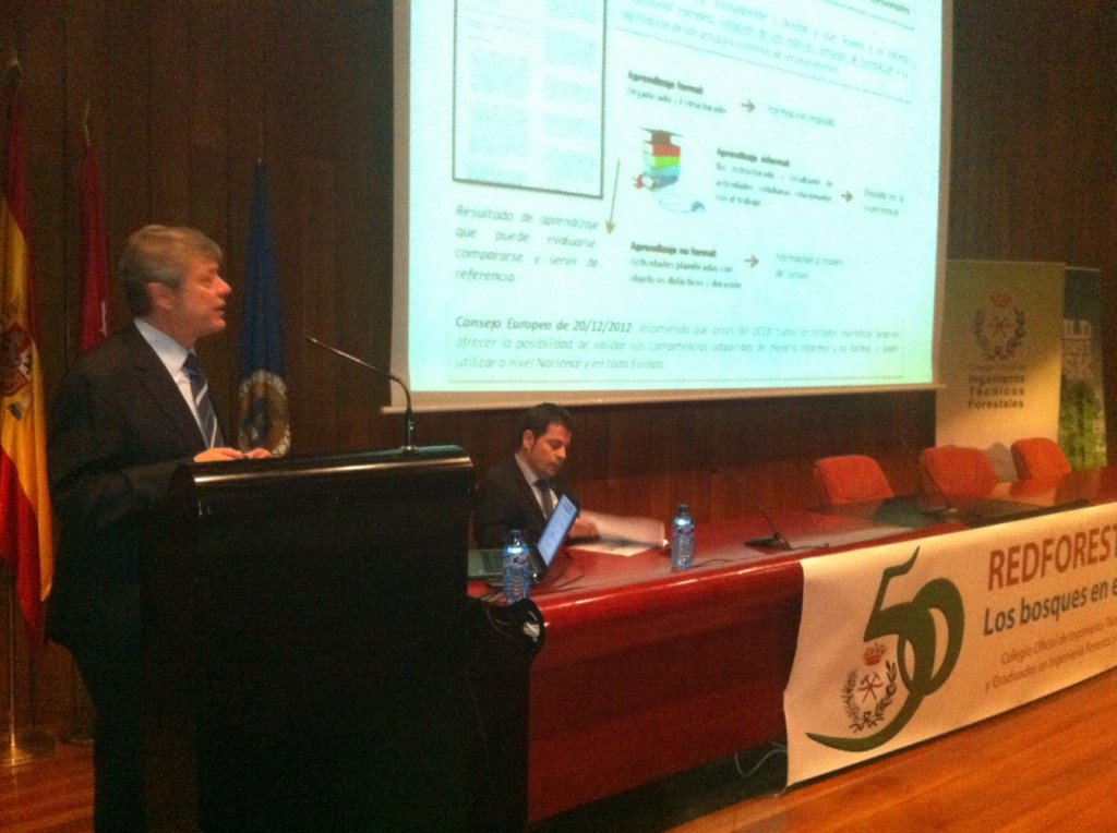 IngForestal50's tweet photo. Andrés Díez Galilea explica la acreditación curricular y la certificación de competencias en #RedForesta2016 https://t.co/67YCaLa95e