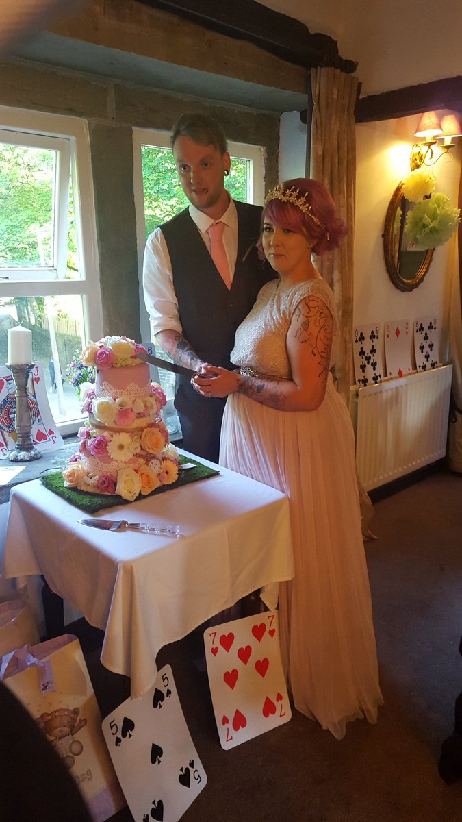 Maddie__91's tweet photo. Amazing day yesterday for @MissLilLaura19 and @dan_beare wedding! Love you both lots 😙💑💐 #icaughtthebroccolibouquet https://t.co/jGc3Vkwbci