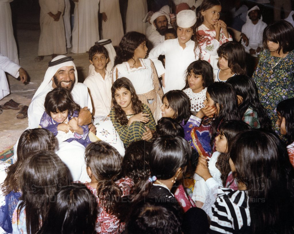 Nlauae's tweet photo. Sheikh Zayed Bin Sultan Al Nahyan strokes children head in western region #1979#UAE  #AbuDhabi #western_region https://t.co/tNz1YEQ1K0