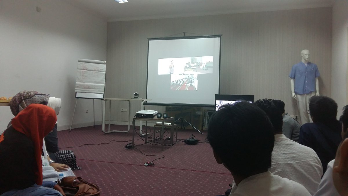 elzattahijab's tweet photo. Tausiyah Ust. Budi tentang Puasa Ramadhan disaksikan juga oleh karyawan #elcorps di Jakarta via Live Streaming. https://t.co/wjQwyDqFsJ