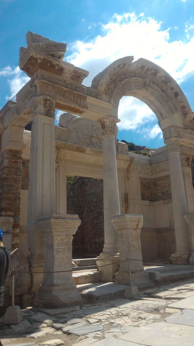 Hecate1378's tweet photo. @carolemadge @Nereyedergisi @Arkeofili @AktuelArkeoloji #hadriantemple #ephesus https://t.co/0wUbdeiJCh