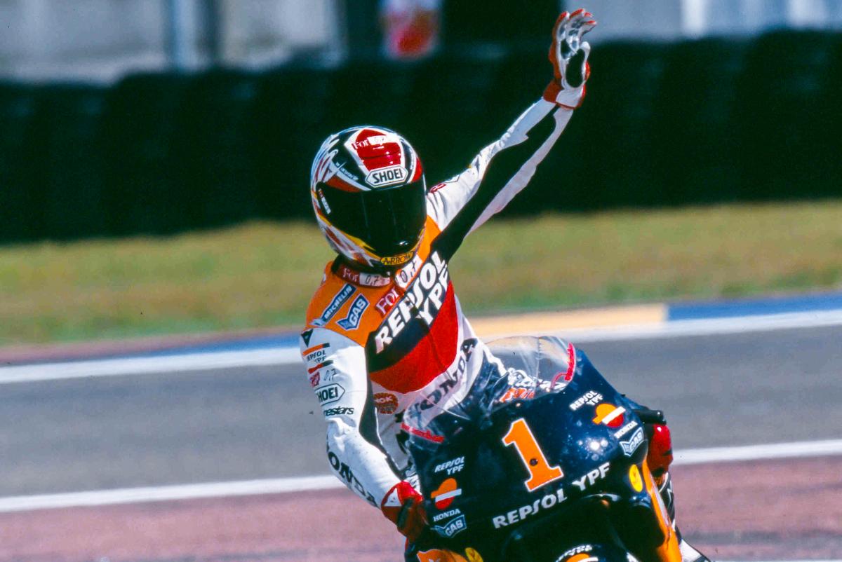 Spain’s first premier class World Champion, @criville_alex becomes a #MotoGP Legend! 📰 motogp.com/en/news/2016/0…