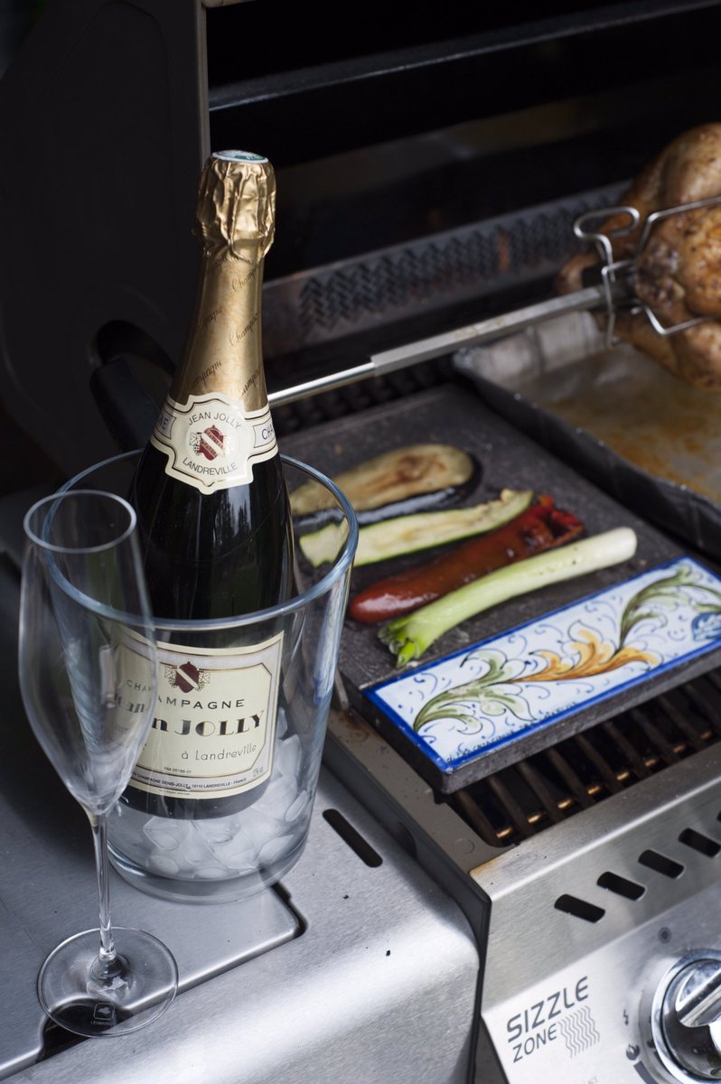 lavastyleberlin's tweet photo. Grilled Veggie &amp; Champagne? It's a good beginning! #lavastyle #champagne #TrendingFood #VeggieLove #agoodbeginning https://t.co/2TMCrrjTeL